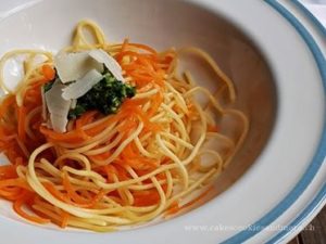 Rüeblispaghetti mit Nüsslisalatpesto